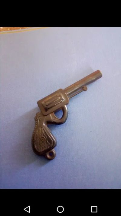Лот: 20659152. Фото: 1. Брелок Револьвер 1990-е года.Пластик. Брелоки для ключей