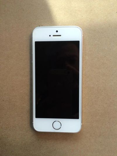 Лот: 7286528. Фото: 1. iPhone 5s 16 гигабайт white хорошее... Кнопочные мобильные телефоны