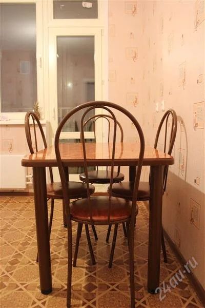 Лот: 2421609. Фото: 1. Обеденный стол и 4 стула. Столы, стулья, обеденные группы