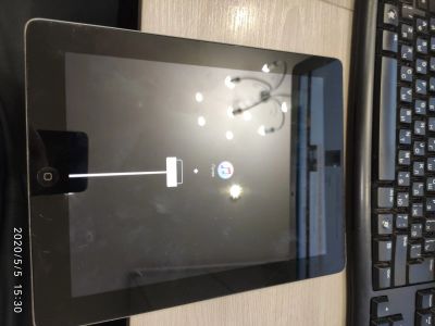 Лот: 15927061. Фото: 1. Планшет. Apple ipad 3 висит на... Планшеты