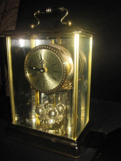 Лот: 8141468. Фото: 1. часы настольные в золоченом обрамлении... Часы настенные, настольные