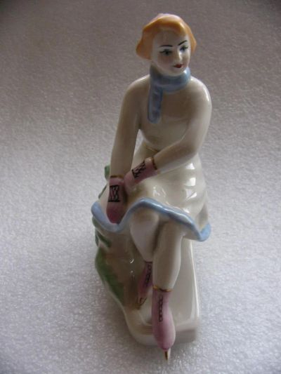 Лот: 9066412. Фото: 1. Статуэтка фарфор, девушка на коньках... Фарфор, керамика