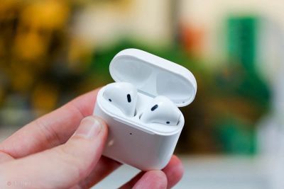 Лот: 15042203. Фото: 1. Беспроводные наушники Apple AirPods... Наушники, гарнитуры