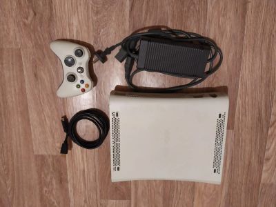 Лот: 16849383. Фото: 1. Xbox 360 с одним джойстиком и... Игровые приставки, консоли