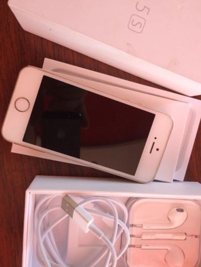 Лот: 9690046. Фото: 1. iPhone 5s gold 16gb. Смартфоны