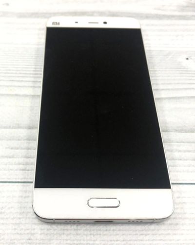 Лот: 14947087. Фото: 1. Xiaomi Mi5 32Gb White (БУ, удовлетворительное... Смартфоны