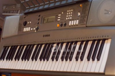 Лот: 25782925. Фото: 1. Синтезатор yamaha PSR-R300. Клавишные