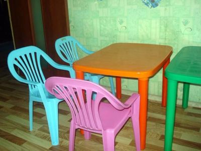 Лот: 4931650. Фото: 1. Пластиковые детские стол и стульчик... Столики, стулья, парты