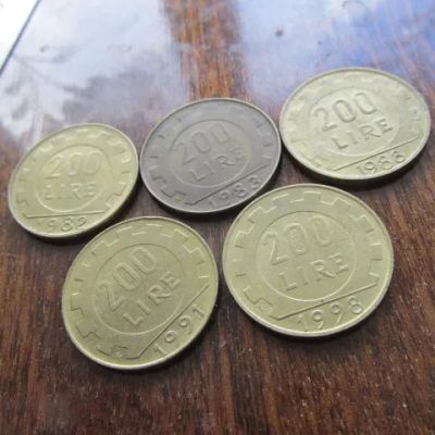 Лот: 23525433. Фото: 1. Монета 200 лир Италия 1983; 1988... Европа