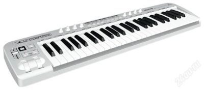Лот: 2836941. Фото: 1. MIDI-клавиатура BEHRINGER UMX49. Клавишные