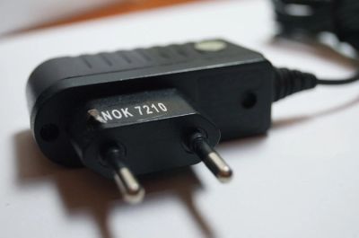 Лот: 9444075. Фото: 1. Зарядное устройство Nokia с узким... Зарядные устройства, блоки питания, адаптеры сетевые для смартфонов