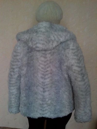 Лот: 3435339. Фото: 1. Шубка из иск.меха 44-46р.с капюшоном. Верхняя одежда