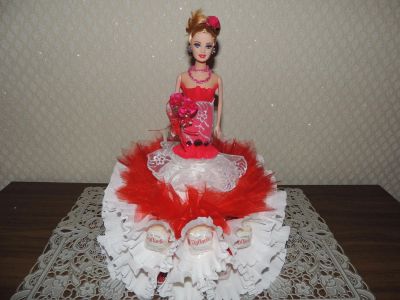 Лот: 4546524. Фото: 1. конфетная кукла, конфеты Рафаэлло... Букеты из конфет, игрушек