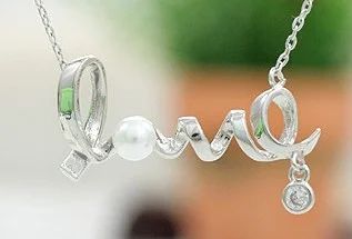 Лот: 7340405. Фото: 1. Подвеска Love любовь с жемчуженой. Кулоны, подвески