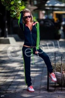 Лот: 4634209. Фото: 1. Костюм Adidas 46-48. Другое (спортивная одежда)