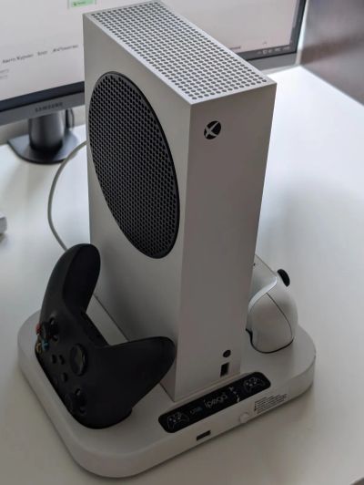 Лот: 25375400. Фото: 1. Xbox Series S 2 геймпада и подставка. Игровые приставки, консоли