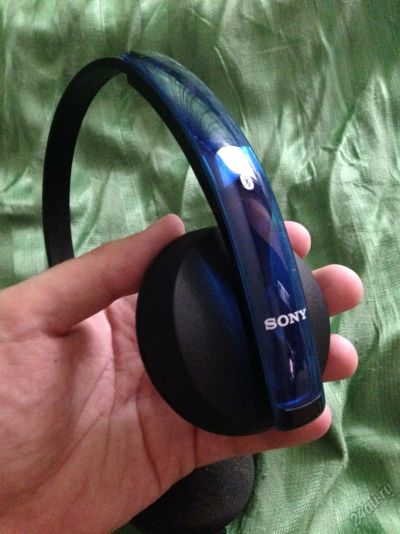 Лот: 5756206. Фото: 1. Беспроводные наушники Sony DR-BT101. Наушники, гарнитуры
