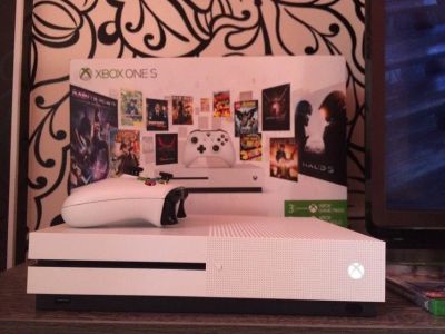 Лот: 11925844. Фото: 1. xbox one s в идеальном состоянии... Игровые приставки, консоли
