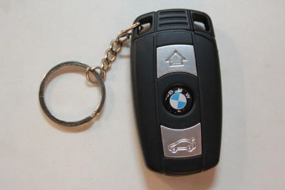Лот: 5122288. Фото: 1. Зажигалка брелок BMW с фонарем... Зажигалки, спички, пепельницы