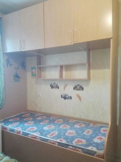 Лот: 10956953. Фото: 1. Детская кровать со шкафом СРОЧно... Детские кровати и кроватки