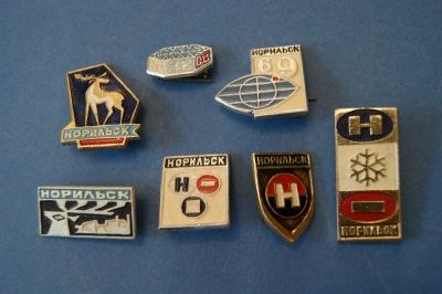 Лот: 5265703. Фото: 1. Значки " Норильск " 7 штук... Сувенирные