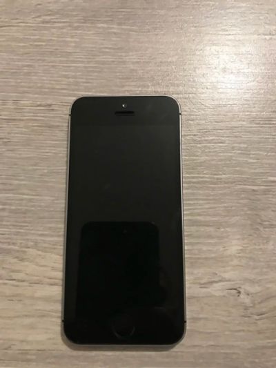 Лот: 14323608. Фото: 1. Iphone 5 SE 32GB. Смартфоны