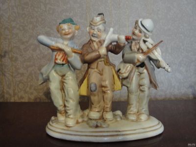 Лот: 17869966. Фото: 1. Фарфоровая фигурка Три музыканта. Фарфор, керамика