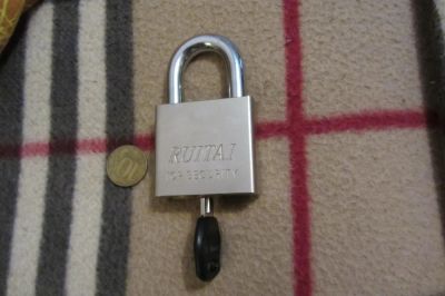 Лот: 7926991. Фото: 1. Навесной замок с перфорированным... Замки