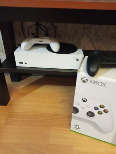 Лот: 23582814. Фото: 1. xbox series S 2 геймпада. Игровые приставки, консоли