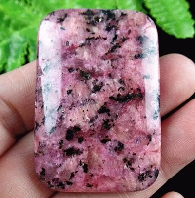 Лот: 7654404. Фото: 1. Родонит кулон бусина 47x32x7mm. Драгоценные и поделочные камни