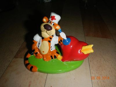 Лот: 4669316. Фото: 1. Сувенир - фигурка тигрёнка-врача. Фигурки, статуэтки
