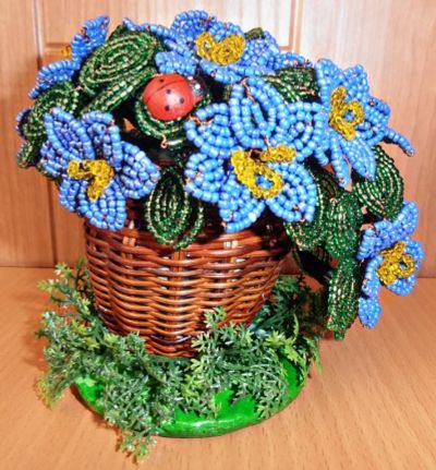 Лот: 6285225. Фото: 1. Изделия из бисера в корзинке букетик. Бисероплетение