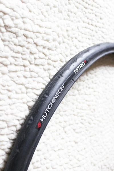 Лот: 9876674. Фото: 1. Покрышка Hutchinson Nitro 700x23c. Запчасти