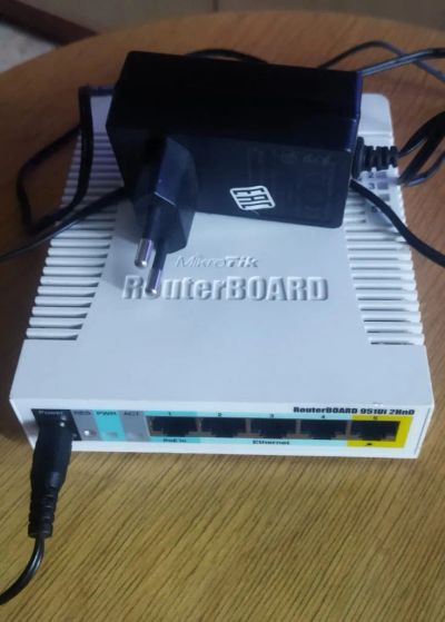 Лот: 24383698. Фото: 1. Роутер MikroTik RB951Ui-2HnD б... Маршрутизаторы (роутеры)