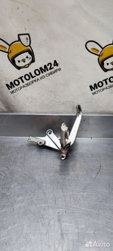 Лот: 22463379. Фото: 1. Кронштейн водителя правый Suzuki... Запчасти