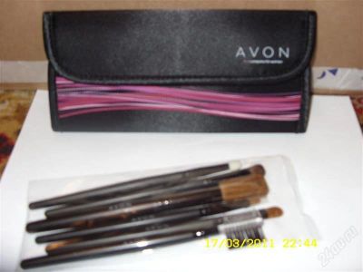 Лот: 934435. Фото: 1. Кисточки для макияжа AVON в футляре. Другое (красота и здоровье)
