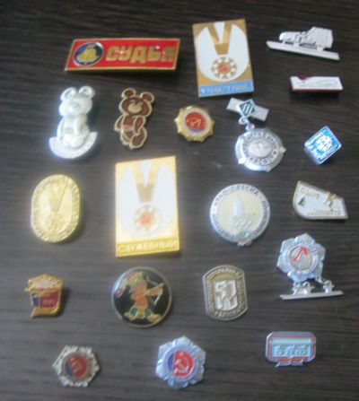 Лот: 25526857. Фото: 1. Набор значков. Другое (значки, медали, жетоны)