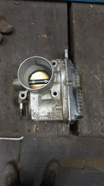 Лот: 21057608. Фото: 1. Дроссель Ford Focus2 1,6l. Двигатель и элементы двигателя