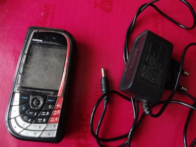 Лот: 8522135. Фото: 1. Сотовый телефон NOKIA 7210 c зарядкой... Кнопочные мобильные телефоны