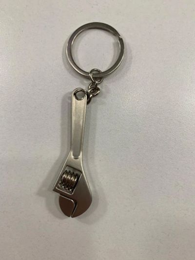 Лот: 19674111. Фото: 1. Брелок разводной ключ с рубля!. Брелоки для ключей