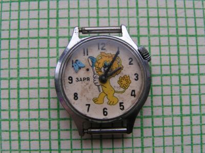 Лот: 6443150. Фото: 1. Часы детские Заря со львом (СССР... Оригинальные наручные часы