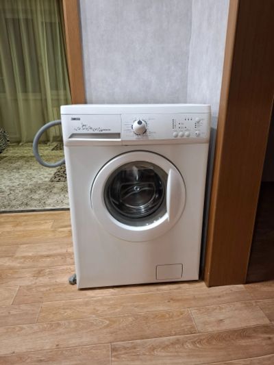 Лот: 25057920. Фото: 1. Стиральная машина Zanussi ZWS687. Стиральные машины
