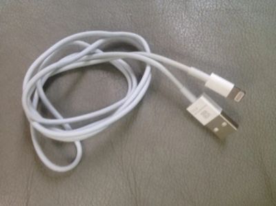 Лот: 6975040. Фото: 1. USB-кабель на iphone 5/5s/6 новый. Зарядные устройства, блоки питания, адаптеры сетевые для смартфонов