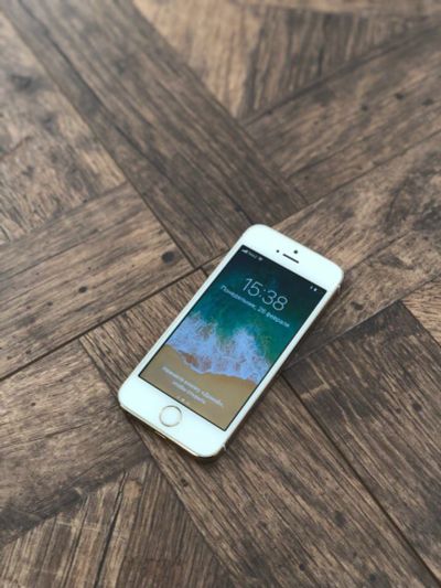 Лот: 10142836. Фото: 1. Apple iPhone 5S 16 GB Gold Б/У... Смартфоны