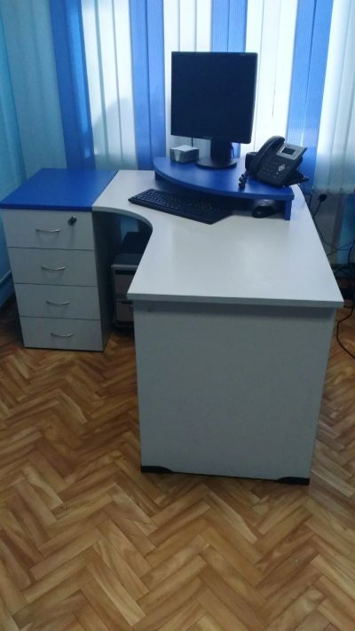 Лот: 14540820. Фото: 1. Стол с тумбой. Компьютерные и письменные столы