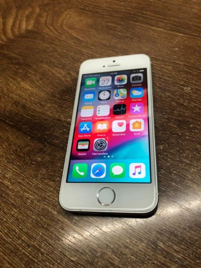 Лот: 13981195. Фото: 1. Смартфон IPhone SE 128GB (В коробке... Смартфоны