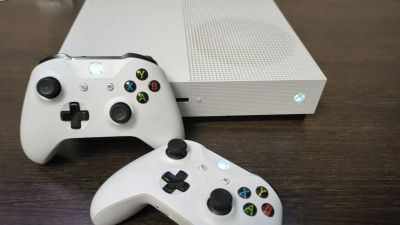 Лот: 20873329. Фото: 1. Xbox one S + доп. геймпад. Игровые приставки, консоли