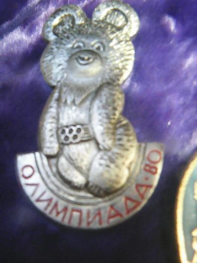 Лот: 10081050. Фото: 1. Значок Олимпийский мишка. Олимпиада-80. Другое (значки, медали, жетоны)