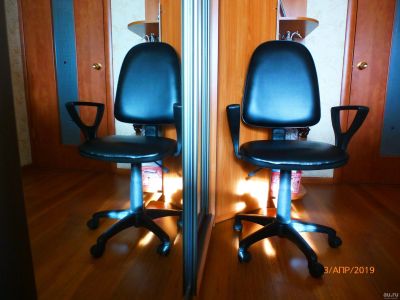 Лот: 13499594. Фото: 1. Кресло офисное черное новая эко-кожа... Стулья и кресла офисные