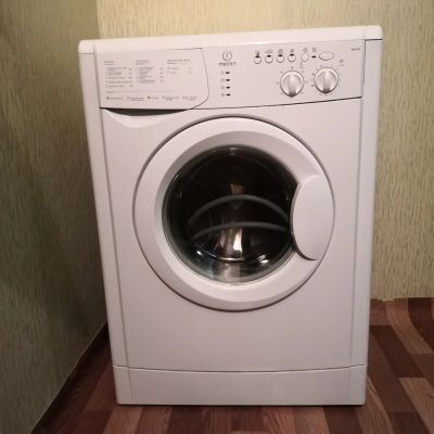 Лот: 17232857. Фото: 1. Стиральная машина indesit WISL102... Стиральные машины